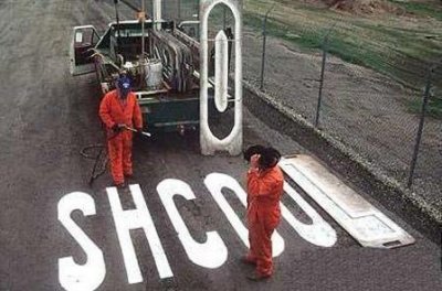 Funny photo school spelled wrong on street