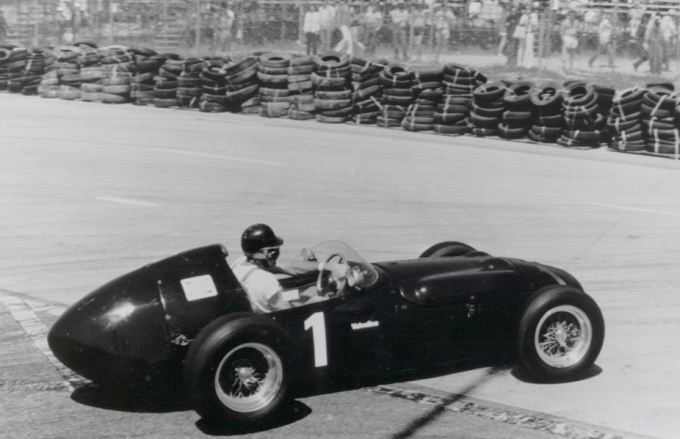 Carroll Shelby old racing cobra photo
