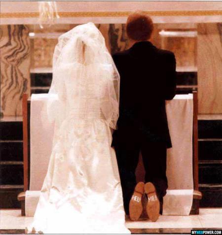 Funny photos help me written on shoes of man getting married