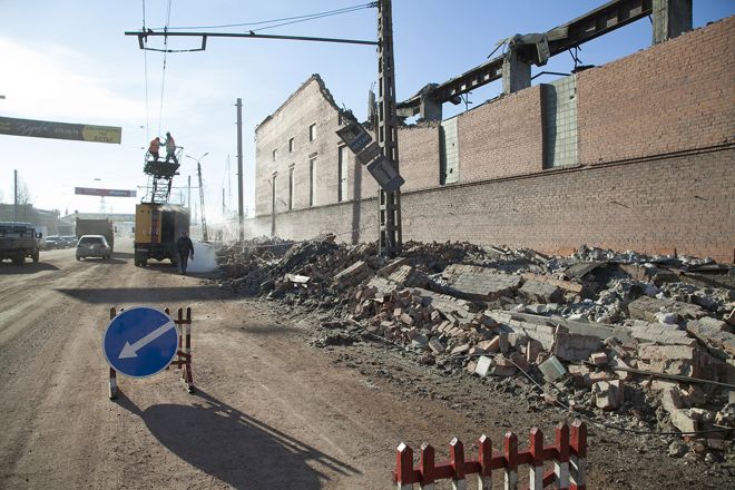 Feb. 15, 2013: In this photo, municipal workers repair a damaged electric power circuit outside a zinc factory building with about 6000 square feet of a roof collapsed after a meteorite exploded over in Chelyabinsk region.  Source: AP2013
