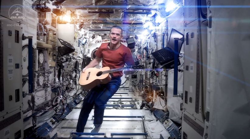 Chris Hadfield ISS singing Space Oddity guitar