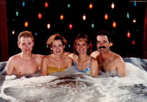 awkward-xmas-family-photos-hot-tub